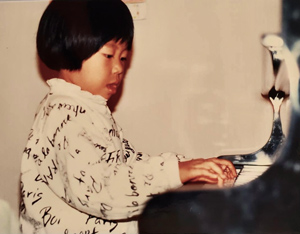 ２歳よりピアノを弾き始める。